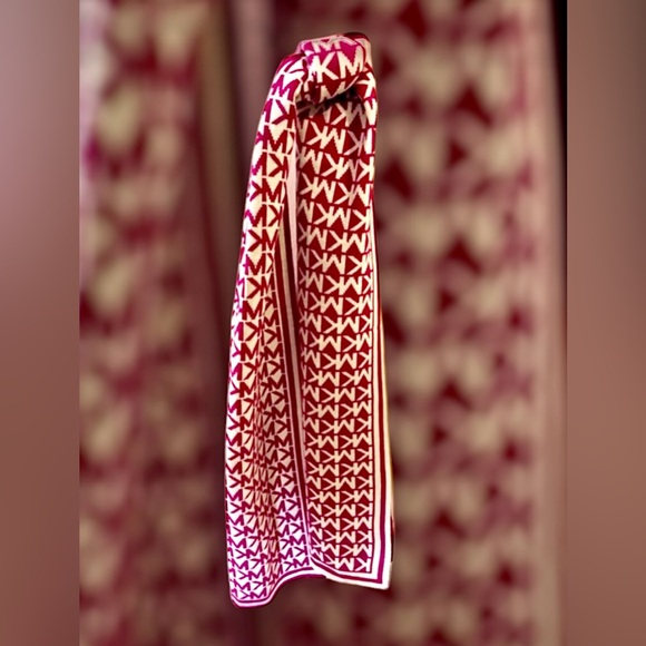 Micheal Kors NWT Fuchsia &cream Logo Scarf, quality knit - Picture 2 of 8